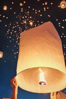 Đèn Trời Thả Giữa Đêm Hè